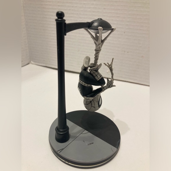 Q-FIG SpiderMan B&W  Loot Crate Exclusive Daily Bugle Marvel Figure Statue - Picture 4 of 8